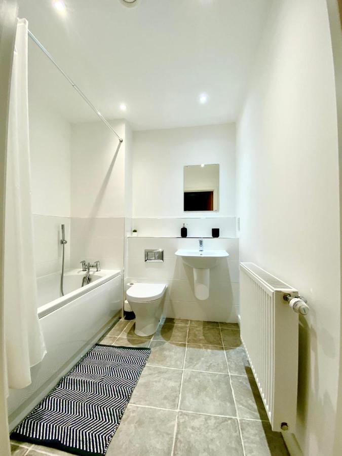 2 Double Beds Or 4 Singles, 2 Bathrooms, Free Parking, Smart Tv'S, Close To Gunwharf Quays, Beach & Historic Dockyard Portsmouth Kültér fotó