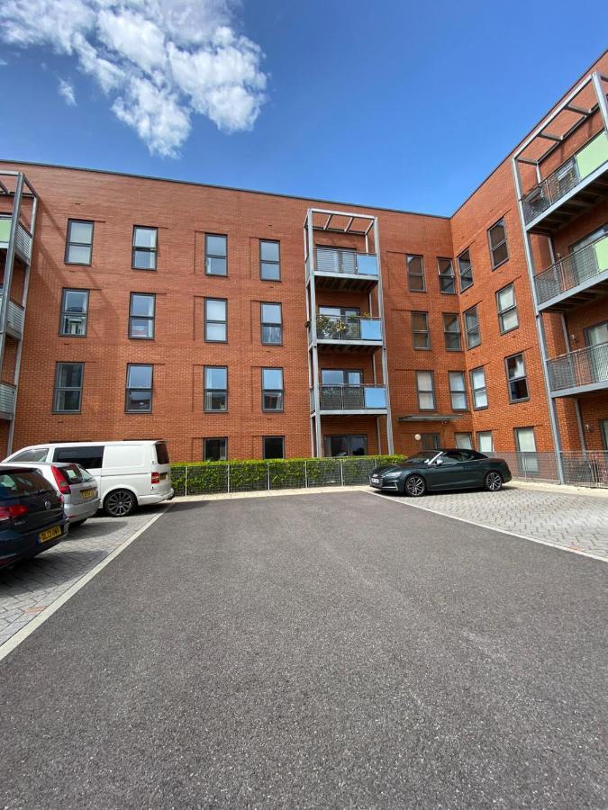 2 Double Beds Or 4 Singles, 2 Bathrooms, Free Parking, Smart Tv'S, Close To Gunwharf Quays, Beach & Historic Dockyard Portsmouth Kültér fotó