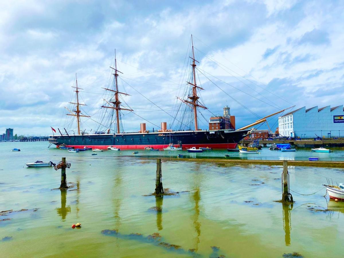2 Double Beds Or 4 Singles, 2 Bathrooms, Free Parking, Smart Tv'S, Close To Gunwharf Quays, Beach & Historic Dockyard Portsmouth Kültér fotó