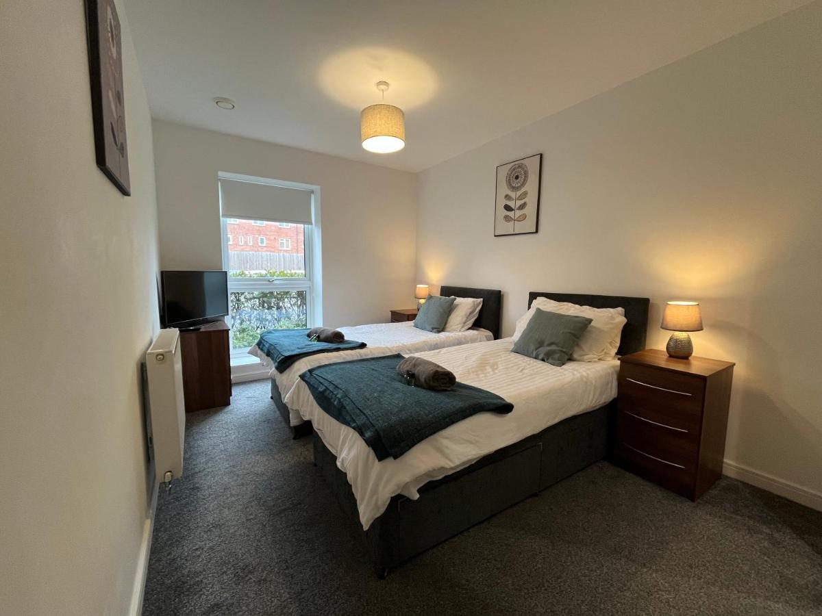 2 Double Beds Or 4 Singles, 2 Bathrooms, Free Parking, Smart Tv'S, Close To Gunwharf Quays, Beach & Historic Dockyard Portsmouth Kültér fotó