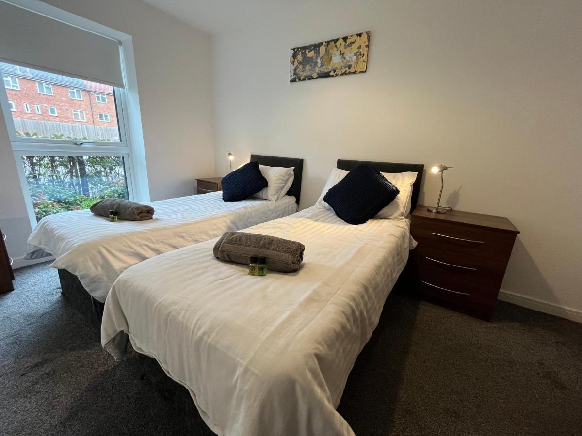 2 Double Beds Or 4 Singles, 2 Bathrooms, Free Parking, Smart Tv'S, Close To Gunwharf Quays, Beach & Historic Dockyard Portsmouth Kültér fotó